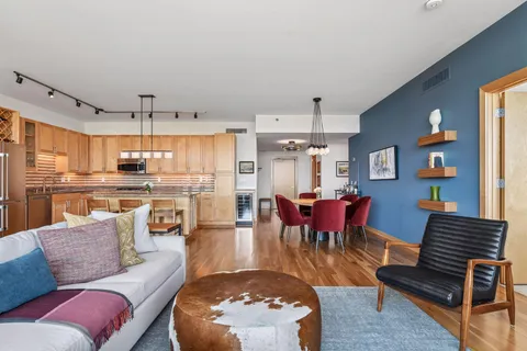$1,100,000 | 215 10th Avenue South, Unit 708, Minneapolis, MN 55415