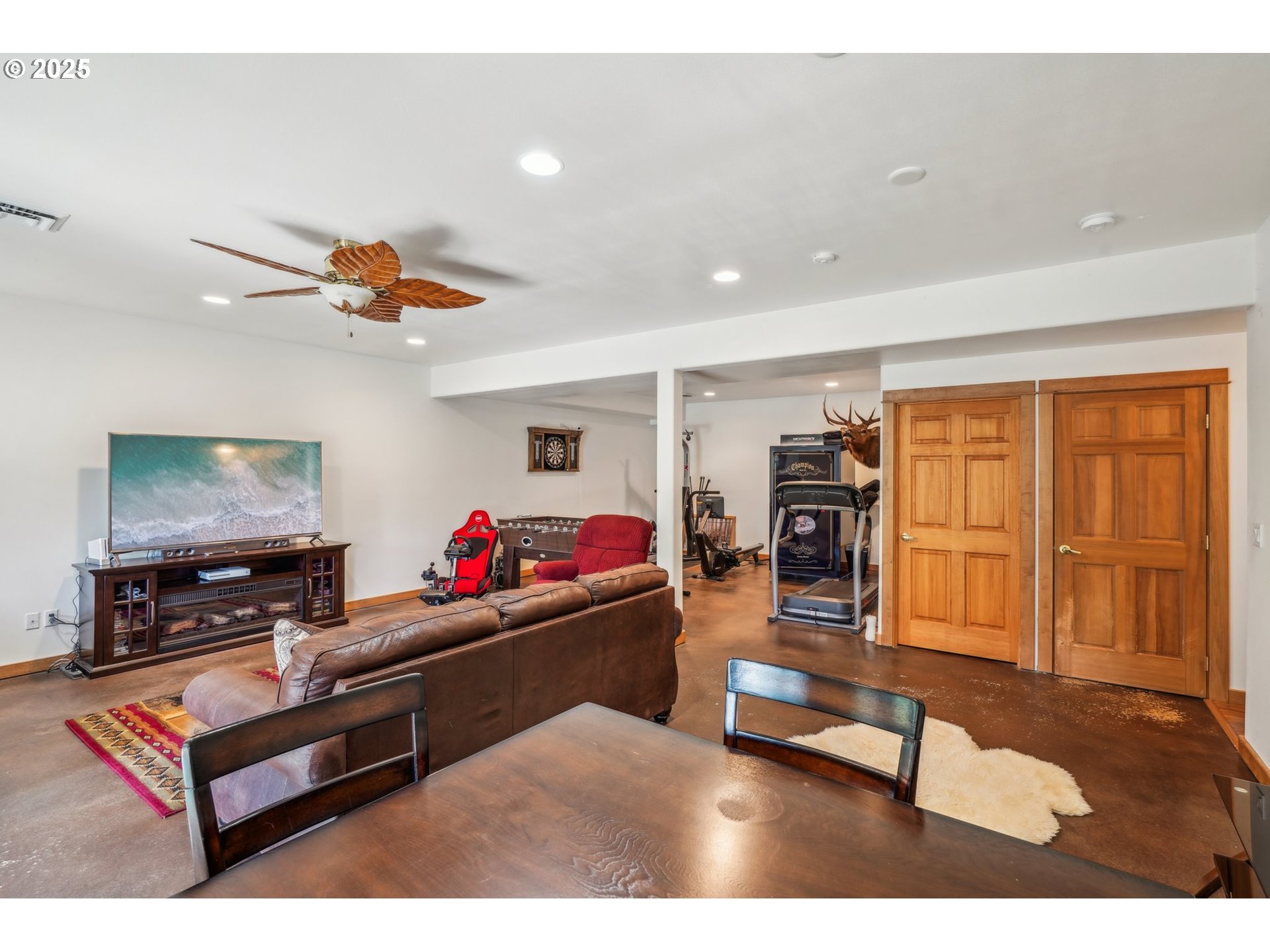 232 Upper Lakeview Rd Road White Salmon, WA 98672 - Photo 30 of 46 a living room with furniture and a flat screen tv