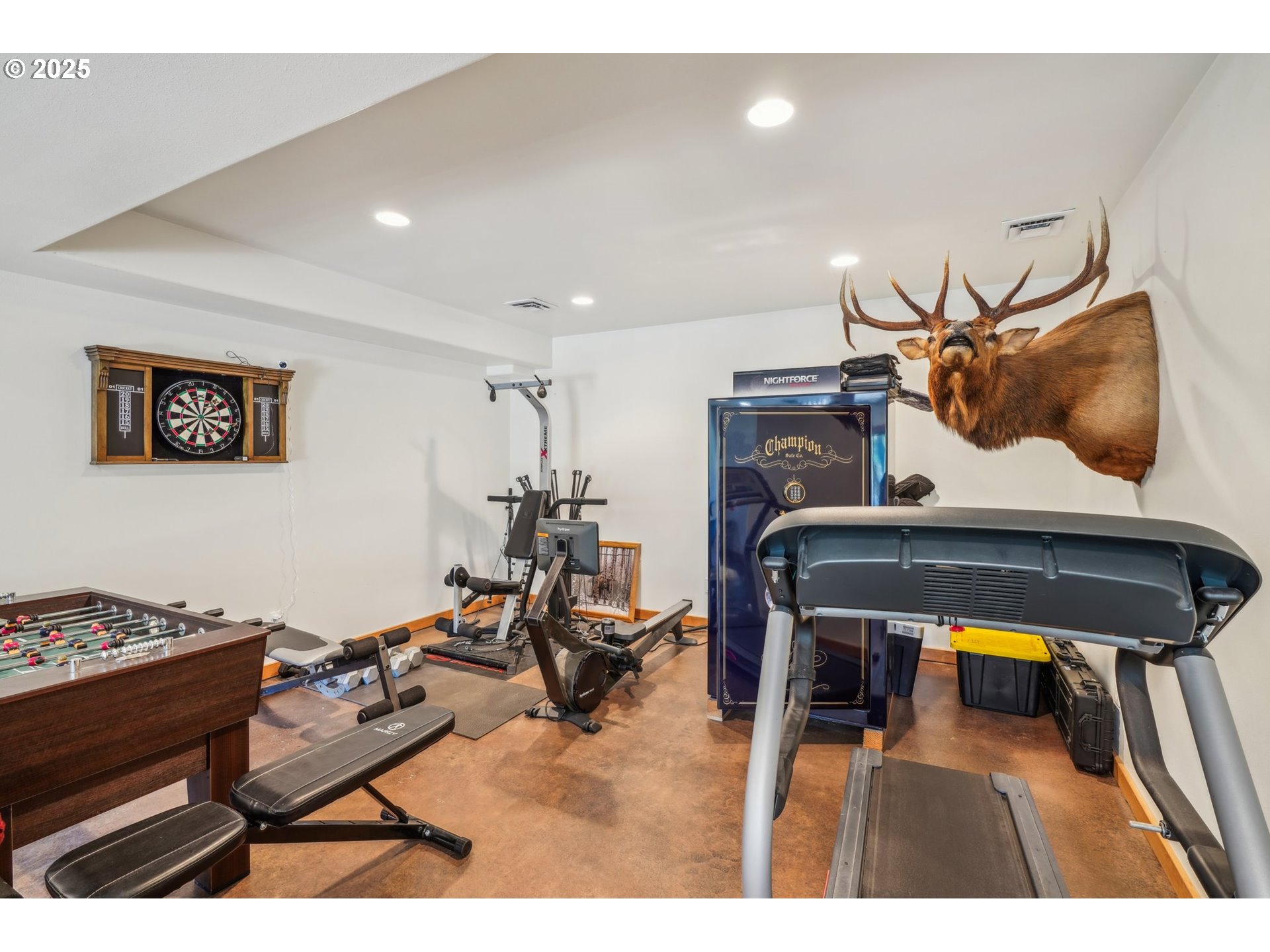 232 Upper Lakeview Rd Road White Salmon, WA 98672 - Photo 31 of 46 a living room with furniture and a ceiling fan