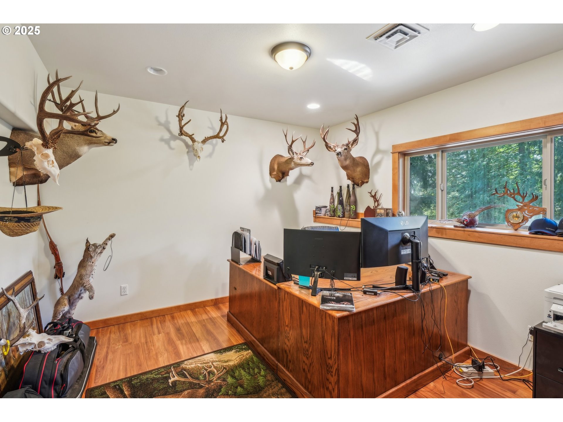 232 Upper Lakeview Rd Road White Salmon, WA 98672 - Photo 34 of 46 a living room with furniture and a floor to ceiling window
