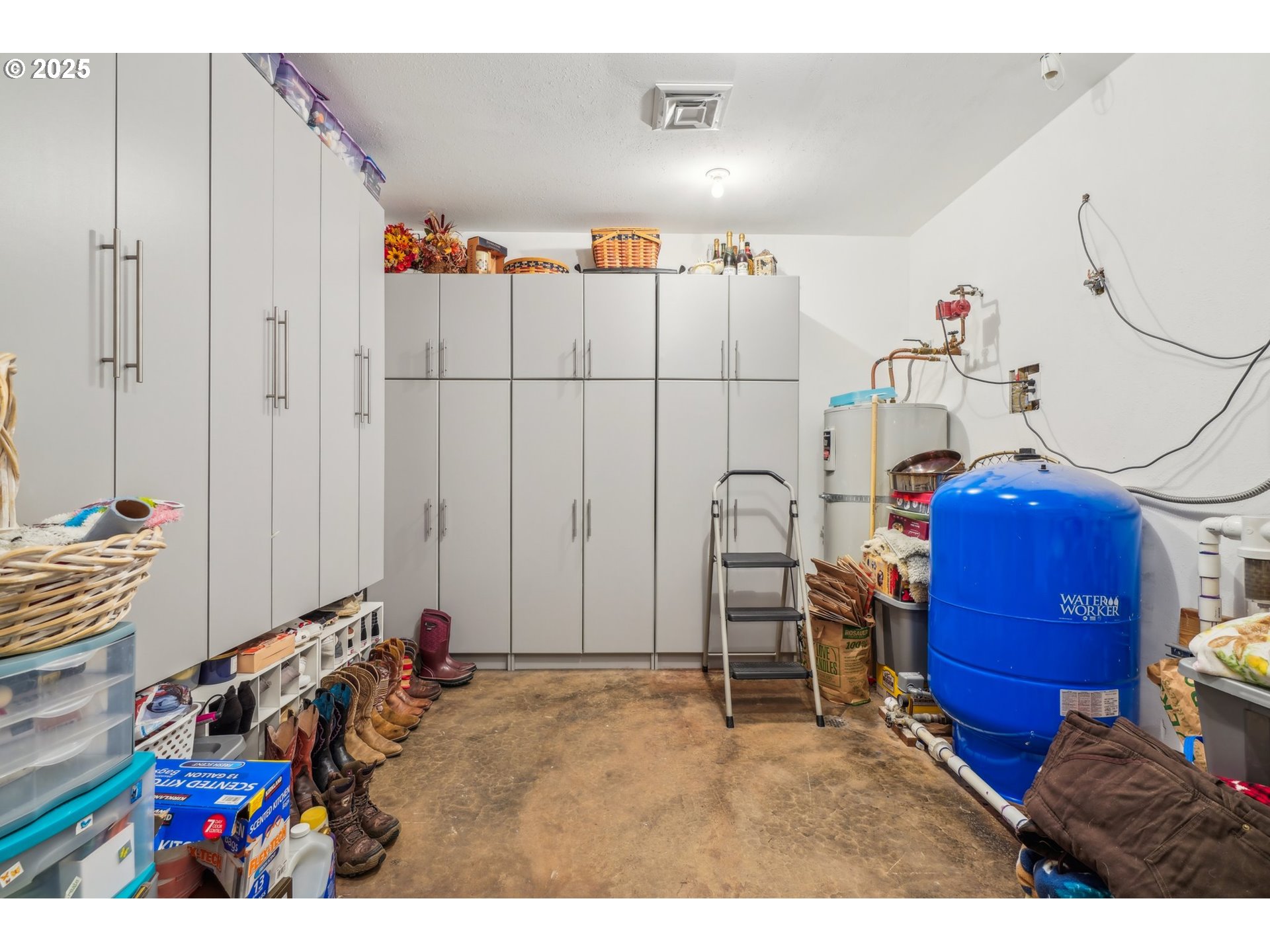 232 Upper Lakeview Rd Road White Salmon, WA 98672 - Photo 38 of 46 a bed room with a bed and a chandelier