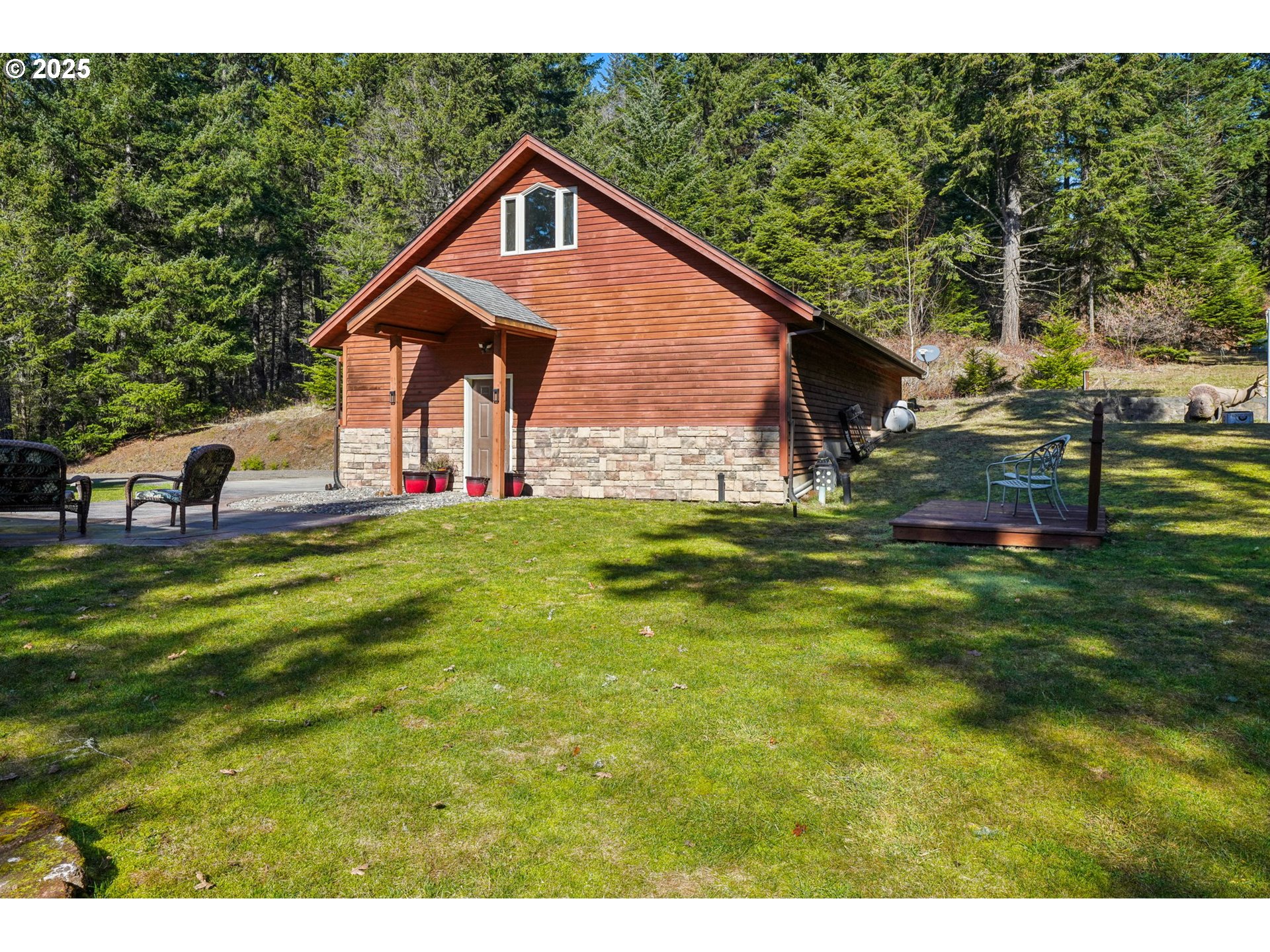 232 Upper Lakeview Rd Road White Salmon, WA 98672 - Photo 39 of 46 a front view of house with garden