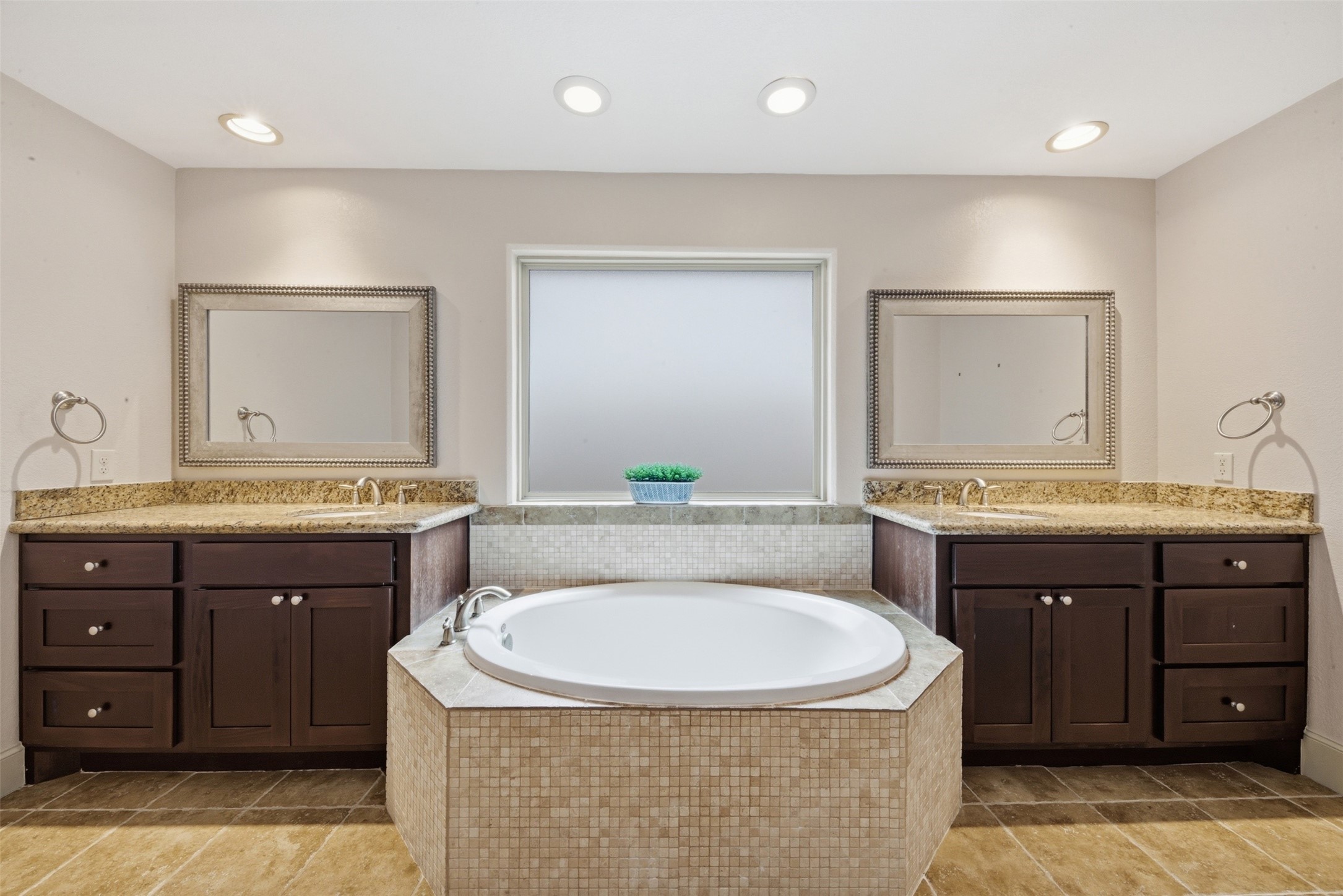 5929 Kansas Street Houston, TX 77007 - Photo 24 of 30 Primary Bathroom with separate sinks