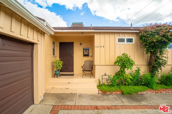 $879,900 | 13748 Sunburst Street, Arleta, CA 91331