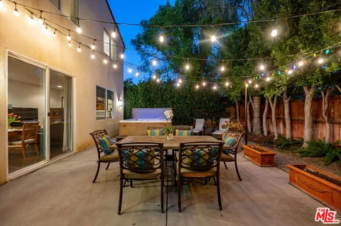 $1,129,000 | 7466 Louise Avenue, Lake Balboa, CA 91406