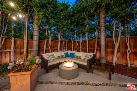 $1,129,000 | 7466 Louise Avenue, Lake Balboa, CA 91406