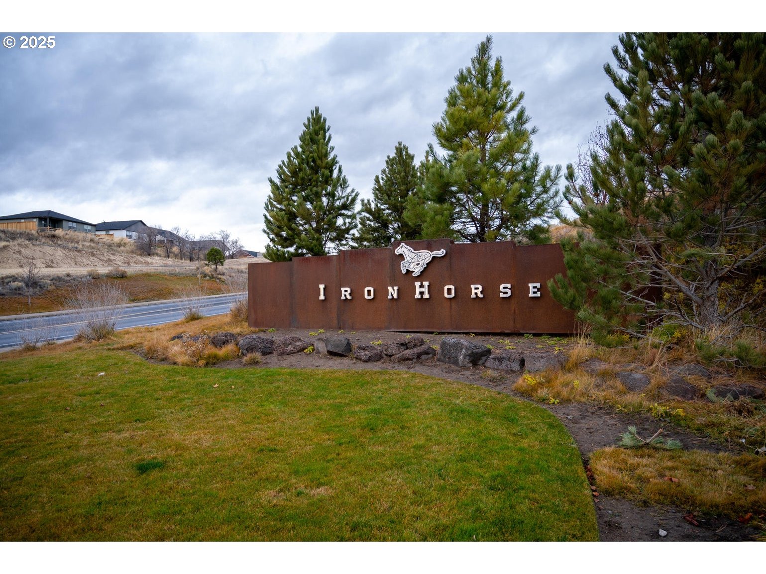 Northeast Compass Court, Unit TL600 Prineville, OR 97754 - Photo 11 of 14 a view of a lake from a yard
