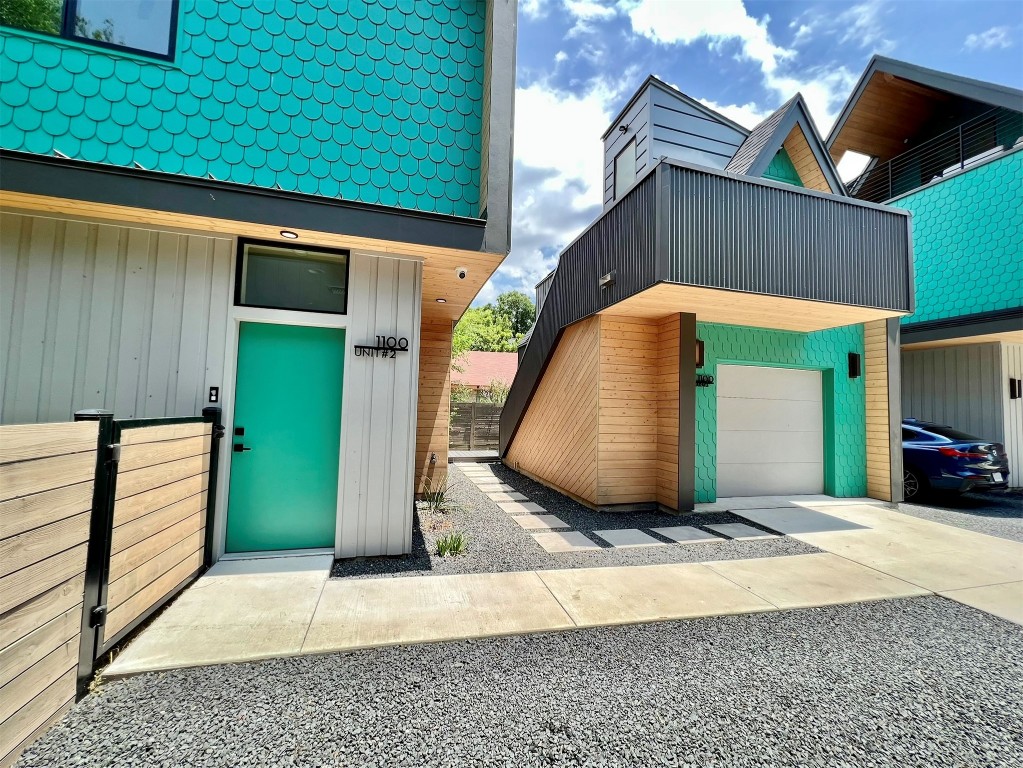 a view of a back yard of the house