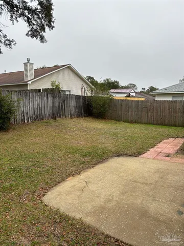 a view of a backyard