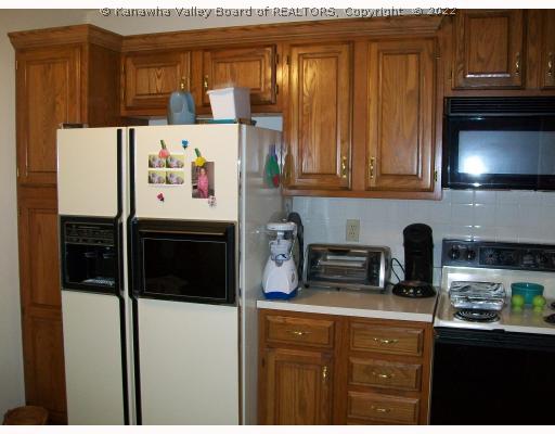 8 Wynfield Trace Winfield, WV 25213 - Photo 4 of 7 Kitchen.