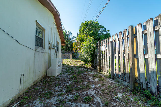 1081 Brown Road Lake Worth, FL 33462 - Photo 18 of 21 018_18._sideyard