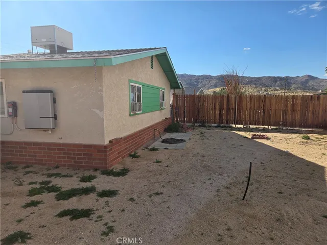 a view of a backyard