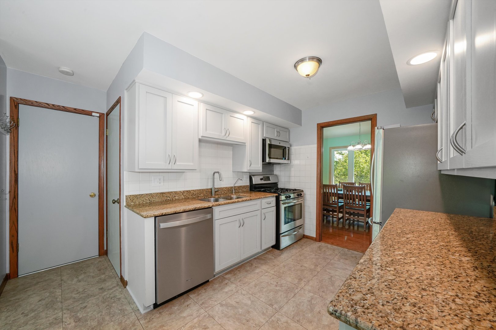 24350 Laura Lane Crete, IL 60417 - Photo 6 of 16 a kitchen with a stove a refrigerator and a sink