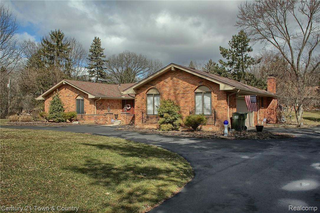 2300 Kingsford Road Rochester, MI 48309 - Photo 3 of 32 3-Front 3rd View.jpg