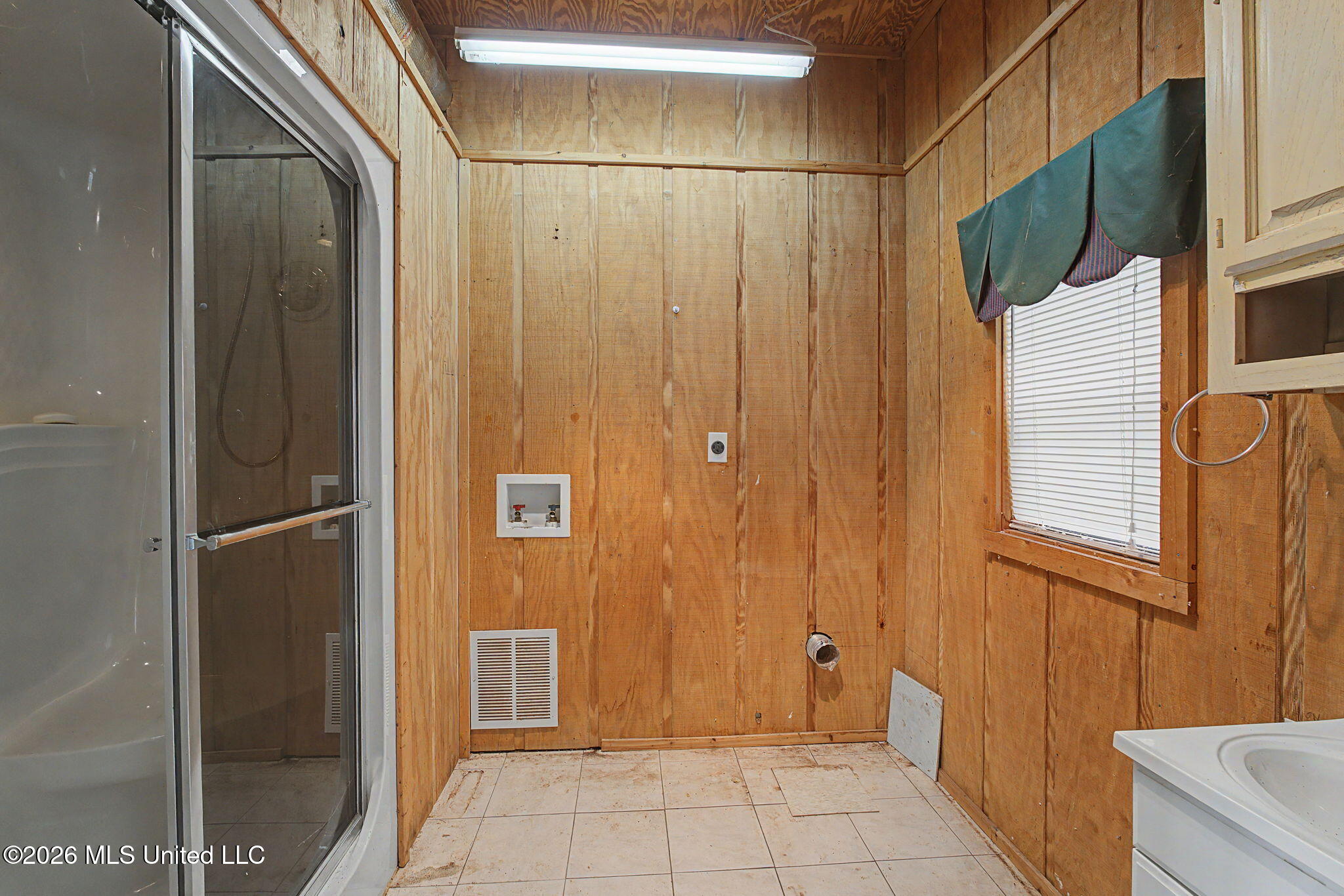448 Oakley Road Senatobia, MS 38668 - Photo 30 of 61 Guest bathroom!