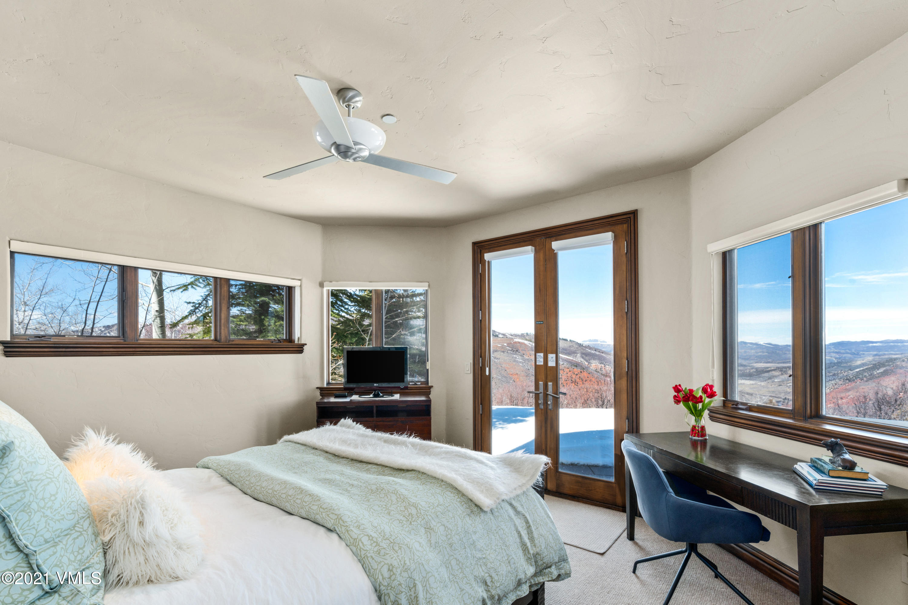 240 Casteel Ridge Edwards, CO 81632 - Photo 49 of 83 a bedroom with a large bed and a window