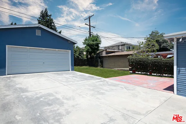 a house view with a outdoor space