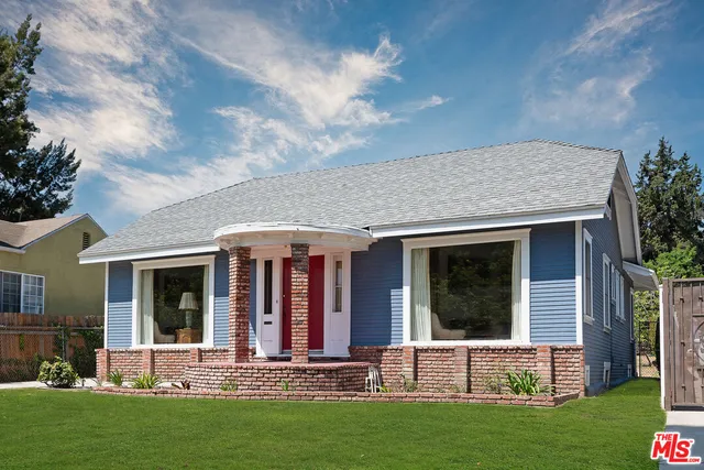 a front view of house with yard