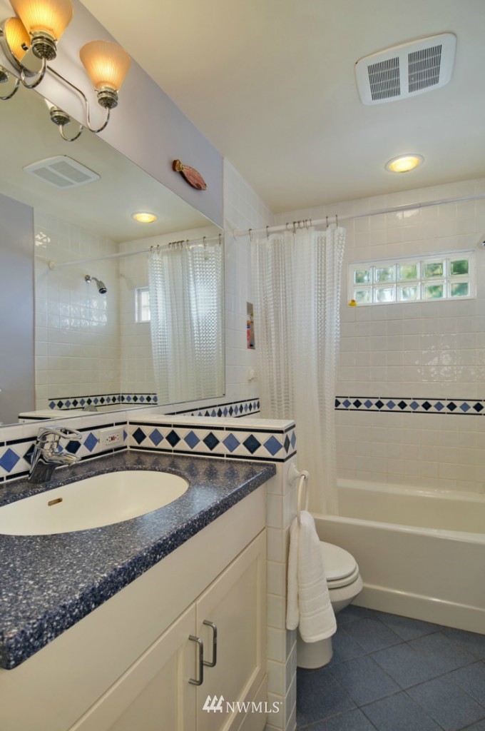 6649 Northeast Windermere Road Seattle, WA 98115 - Photo 17 of 25