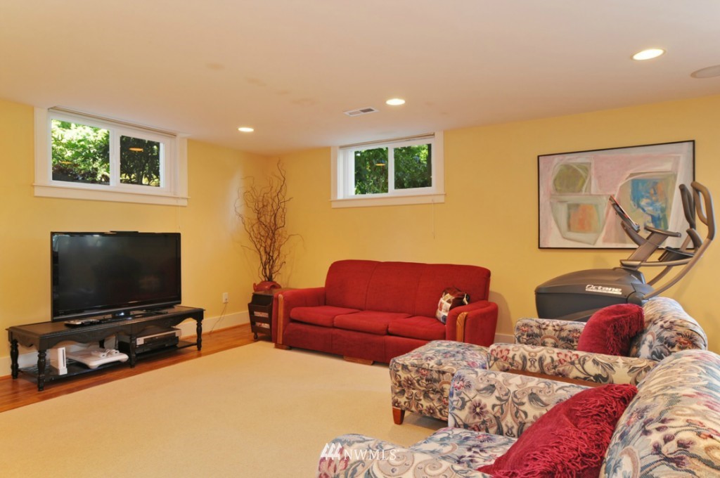 6649 Northeast Windermere Road Seattle, WA 98115 - Photo 18 of 25