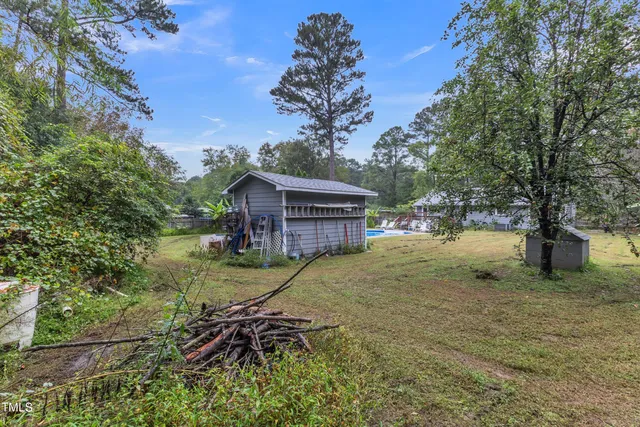 a view of a house with backyard