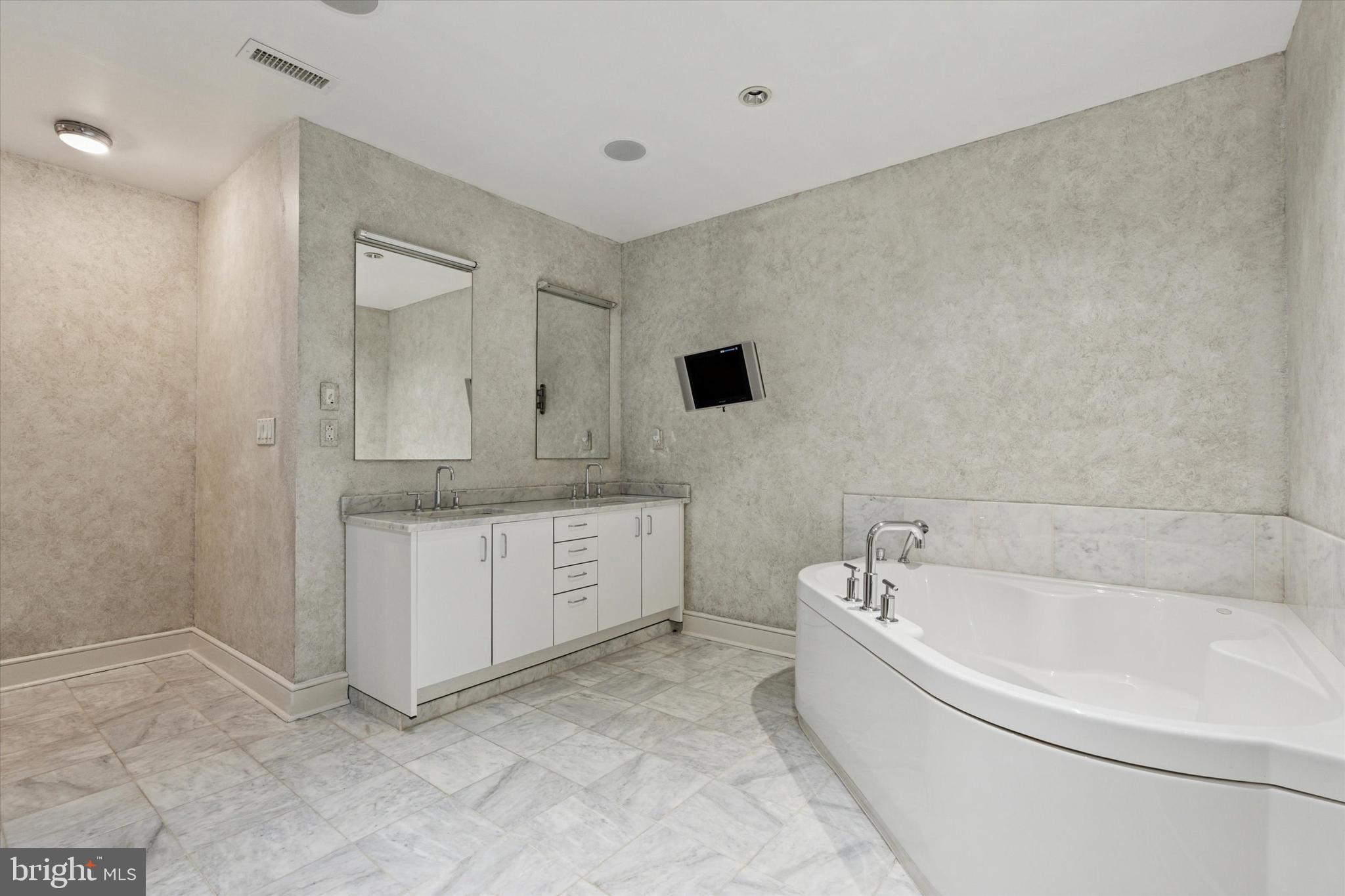 1515 Locust Street, Unit 400 Philadelphia, PA 19102 - Photo 14 of 25 a bathroom with a bathtub sink and mirror