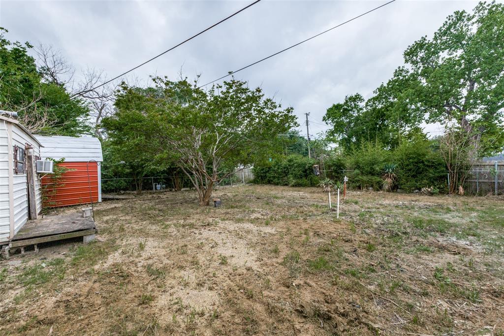 2908 Scottsbluff Drive Dallas, TX 75228 - Photo 29 of 34 a backyard of a house with lots of green space