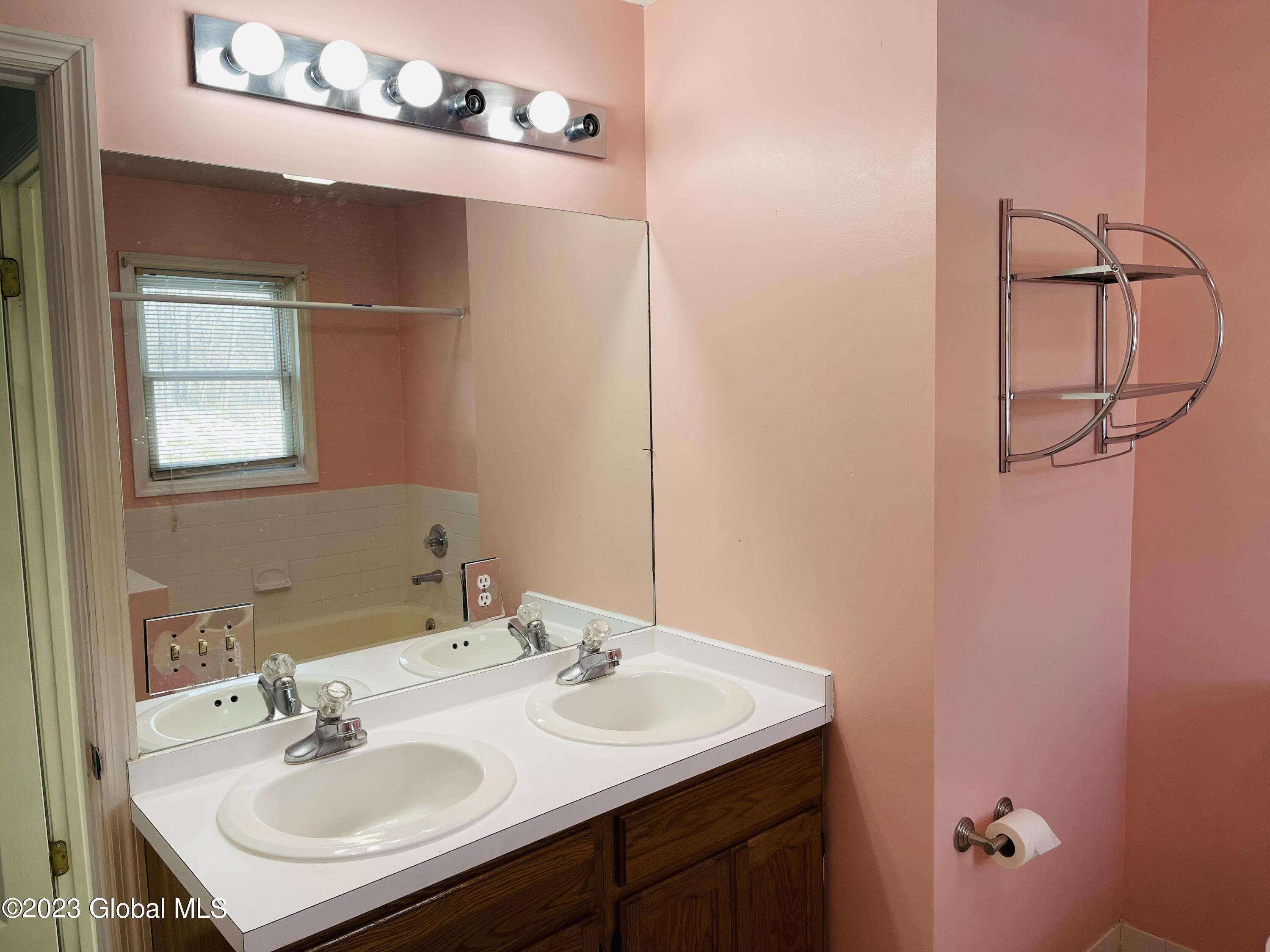 162 Harvard Road Colonie, NY 12189 - Photo 10 of 27 IMG-6766