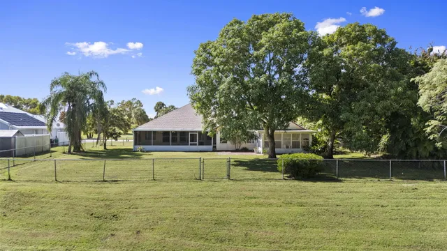a view of a backyard