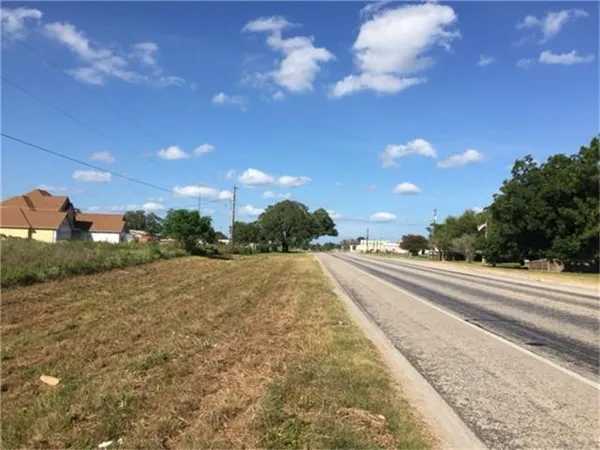 $375,000 | 534 Highway 183, Cuero, TX 77954