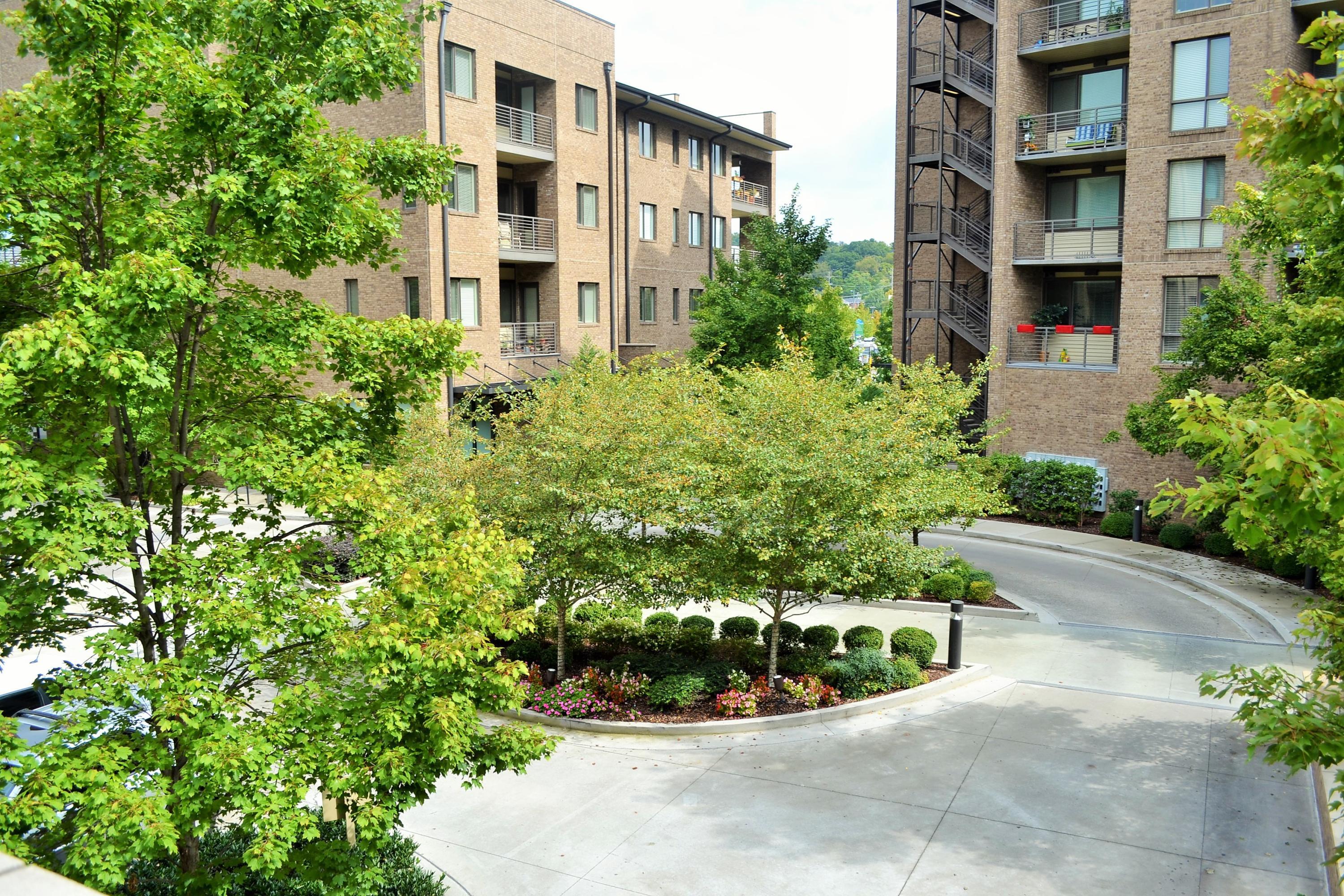 200 Manufacturers Road, Unit 445 Chattanooga, TN 37405 - Photo 50 of 52 Circular entry to garage (2)