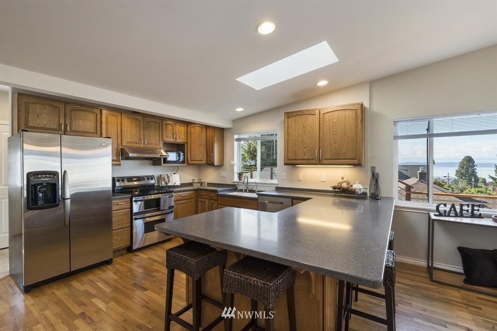 924 Maple Street Edmonds, WA 98020 - Photo 3 of 25