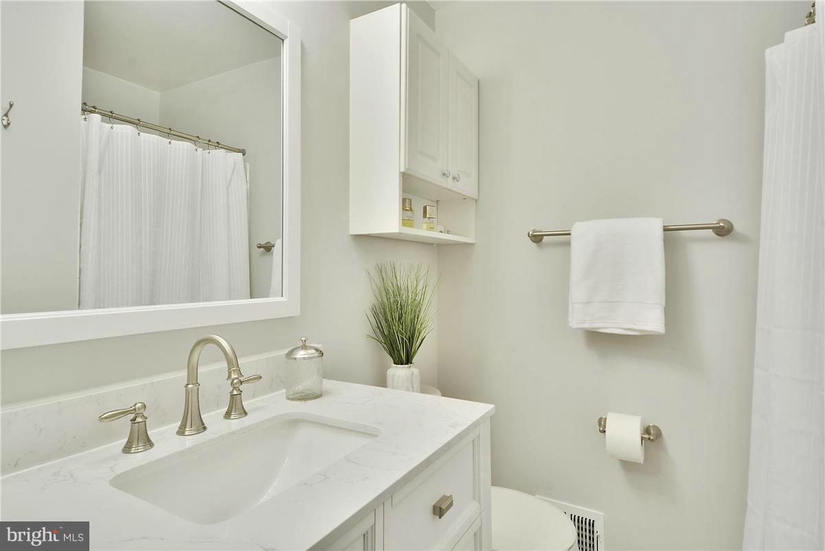 7310 Greentree Road Bethesda, MD 20817 - Photo 15 of 30 Bath (Master)