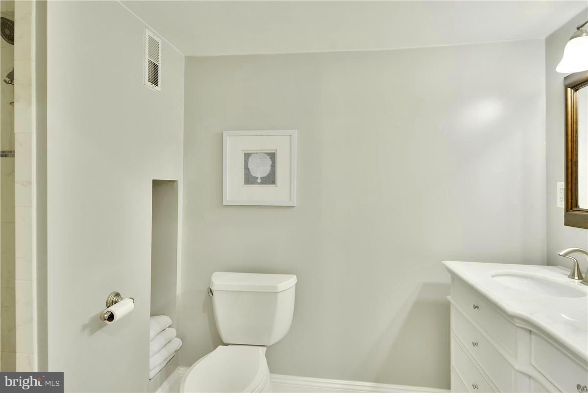 7310 Greentree Road Bethesda, MD 20817 - Photo 25 of 30 Bath