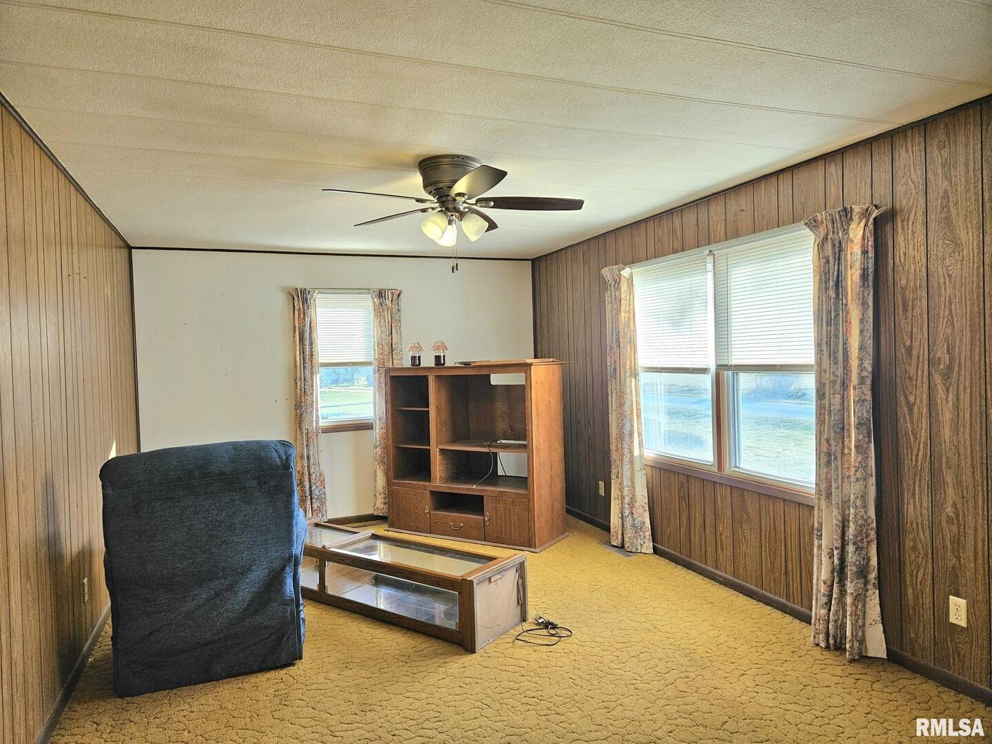 1093 Ocean Avenue Moscow, IA 52760 - Photo 3 of 10 a living room with furniture