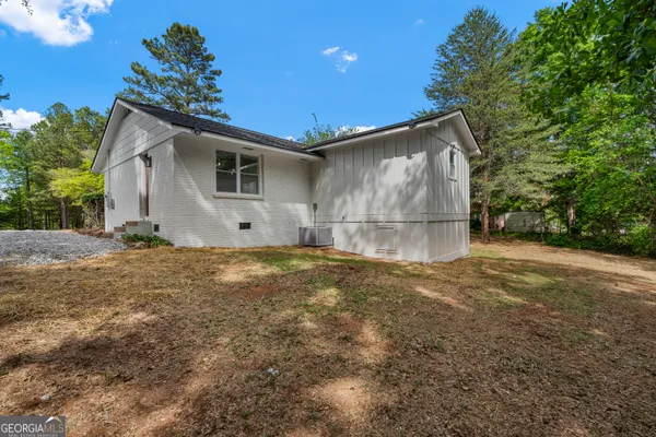 a view of a house with backyard and garden