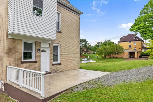 a view of a house with a yard