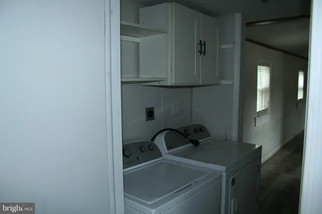 a view of entryway with a garden