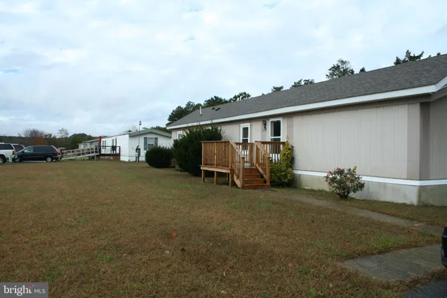 a view of a house with backyard