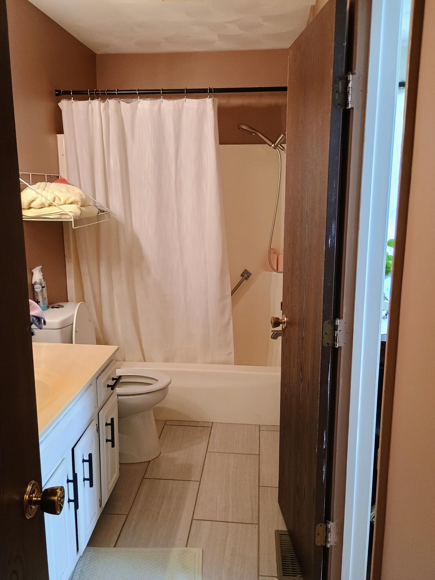 2736 Gilbert Road Lansing, MI 48911 - Photo 6 of 42 IMG_20250509_134328363_HDR_AE
