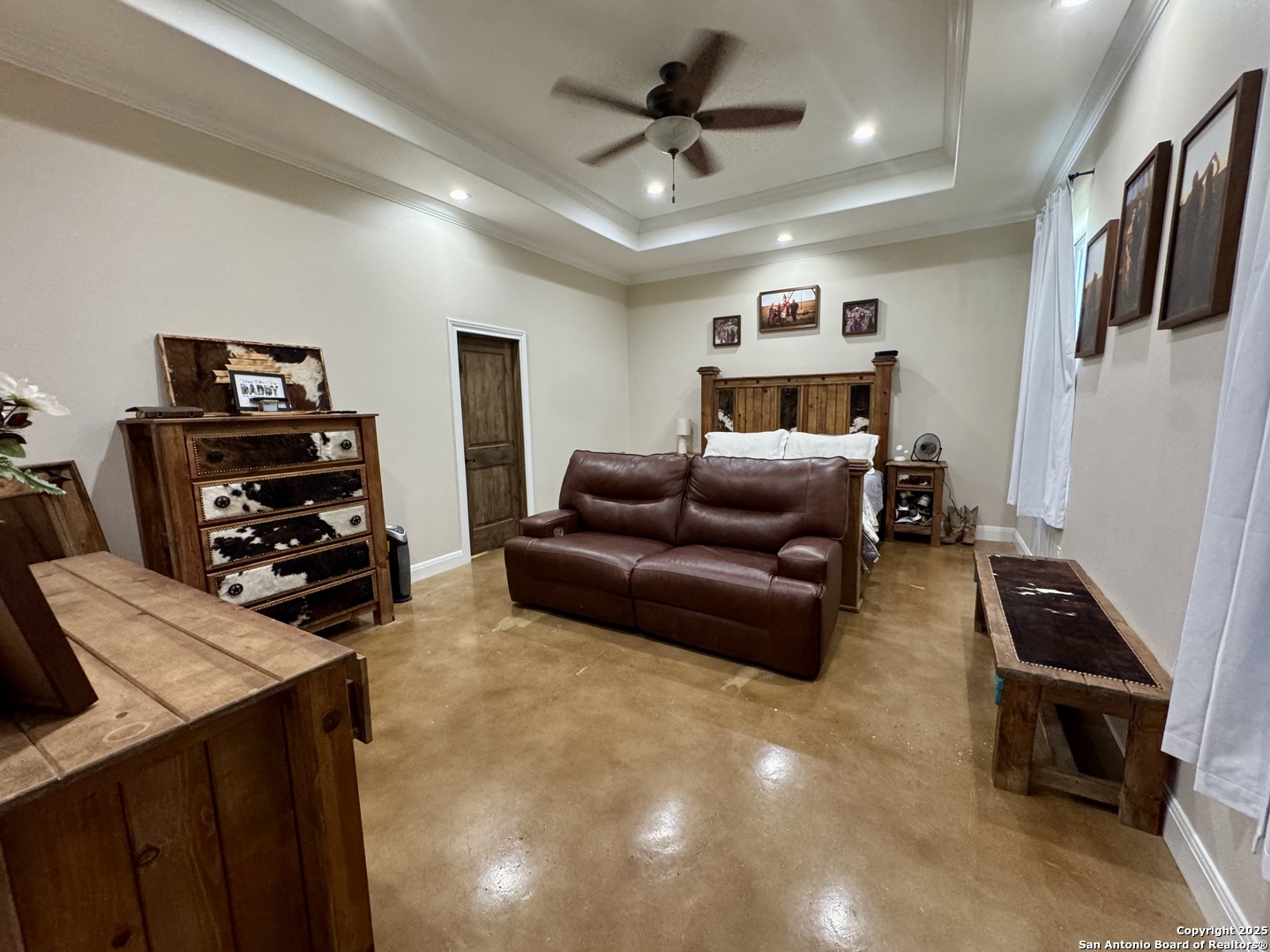 16489 Farm To Market Road 472 Devine, TX 78016 - Photo 11 of 31 a living room with furniture and a flat screen tv
