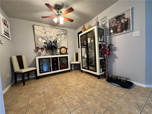 a view of livingroom with furniture and a ceiling fan