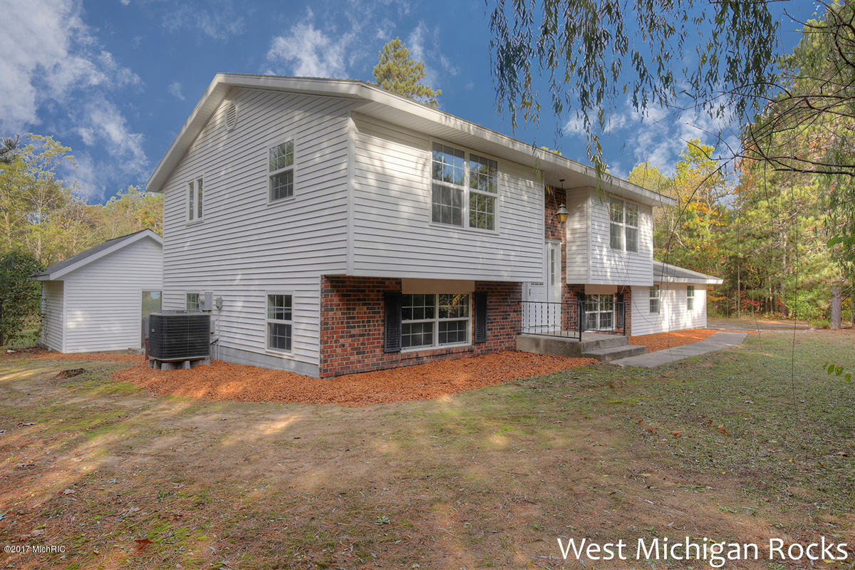 4181 Staple Road Muskegon, MI 49445 - Photo 2 of 27 IMG_9671