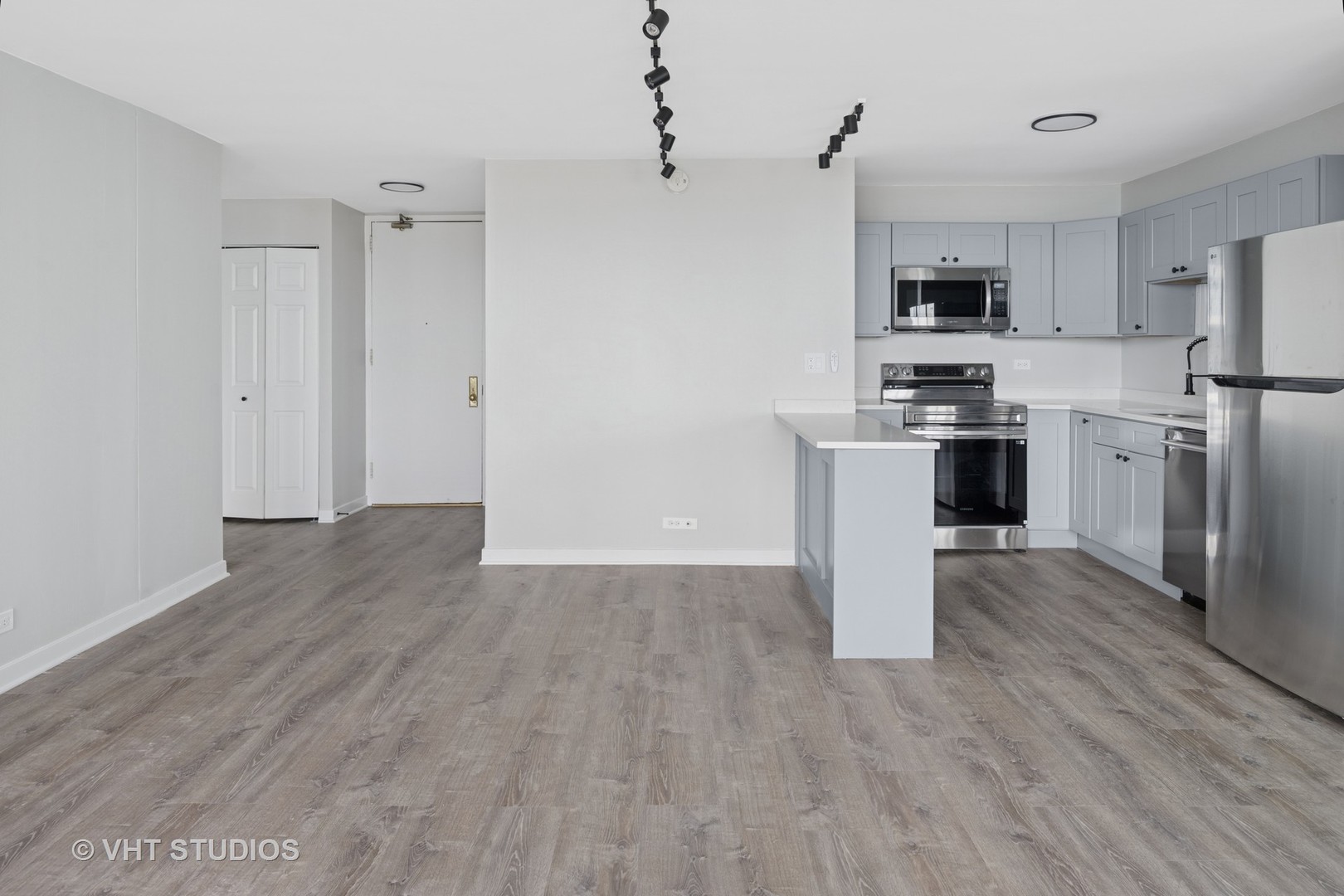 655 West Irving Park Road, Unit 2608 Chicago, IL 60613 - Photo 10 of 19 Gallery Image 10