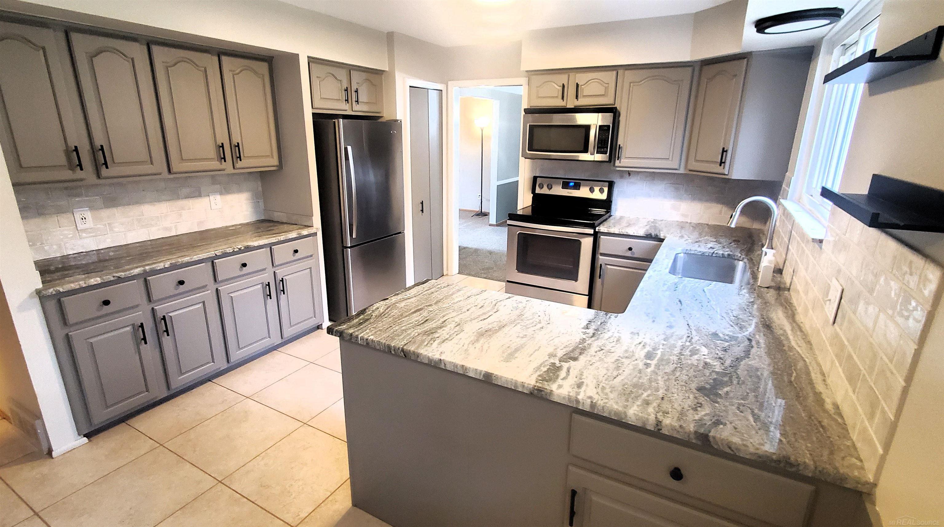 411 Broadleaf Drive Rochester, MI 48306 - Photo 9 of 73 50128763-4be8ab91-20f2-4432-bfce-849c484dfc54.JPG