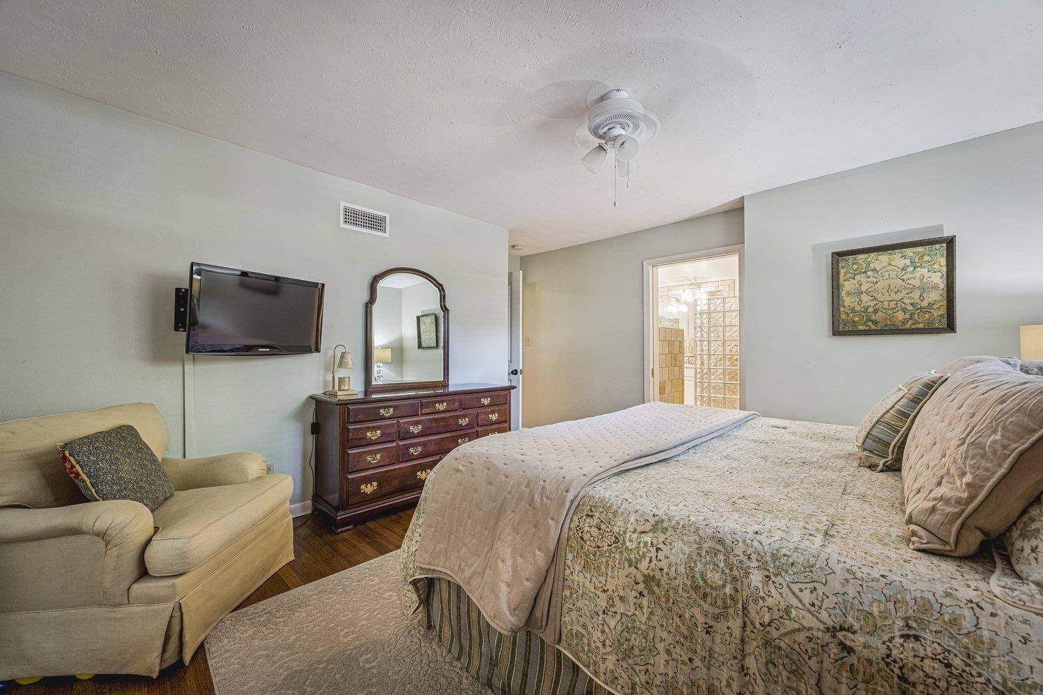 4220 Minden Road Memphis, TN 38117 - Photo 14 of 30 a bedroom with a bed and a flat screen television