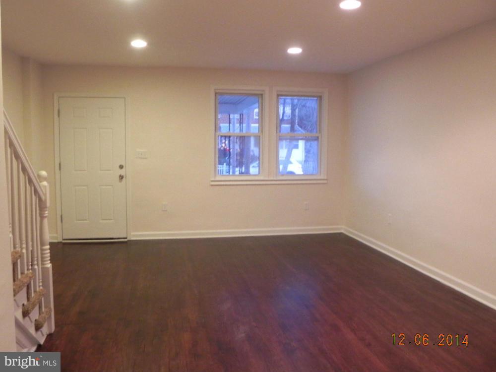 414 Old Riverside Road Baltimore, MD 21225 - Photo 4 of 18 Living Room