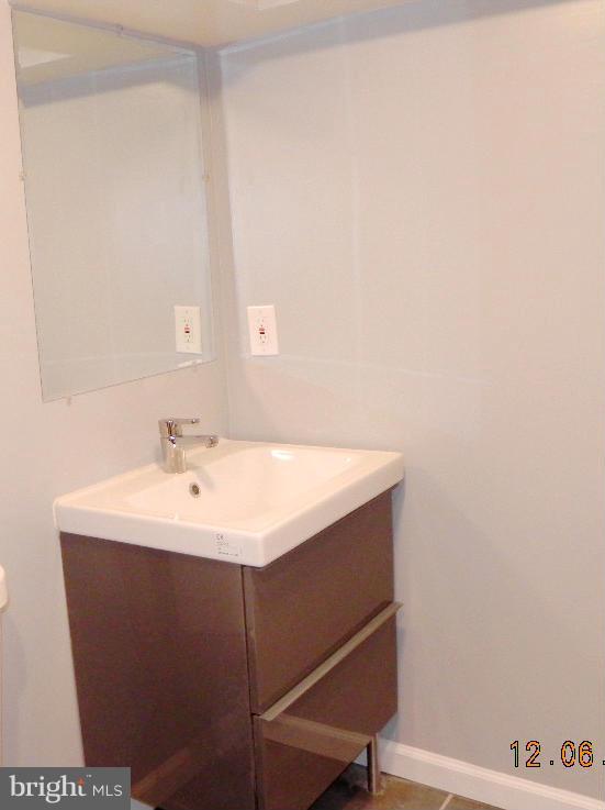 414 Old Riverside Road Baltimore, MD 21225 - Photo 7 of 18 Bath