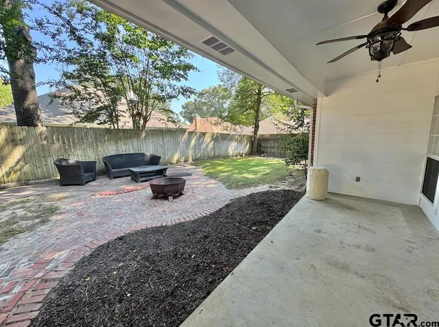 a view of a backyard