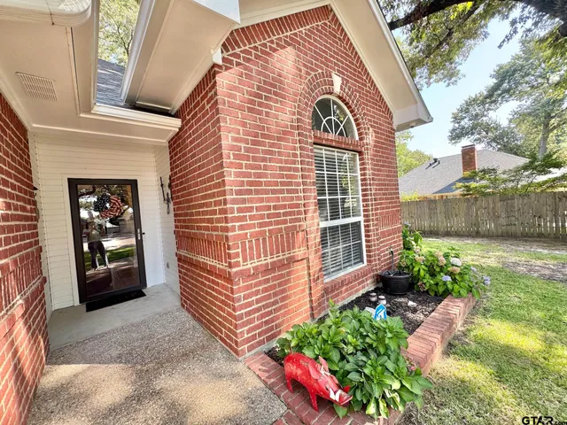 a view of a house with a yard and plants